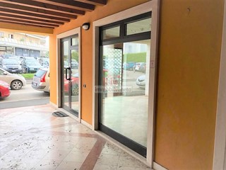 Attività commerciale in Affitto a Lonigo, 700€, 70 m²