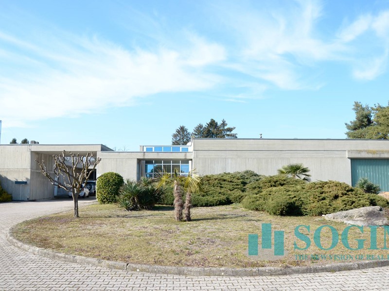 Capannone in Vendita a Golasecca, 1'400'000€, 3960 m²
