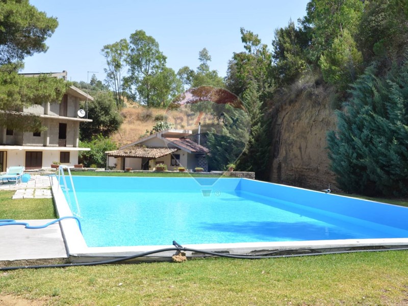 Villa in Vendita a Grammichele, 230'000€, 400 m²