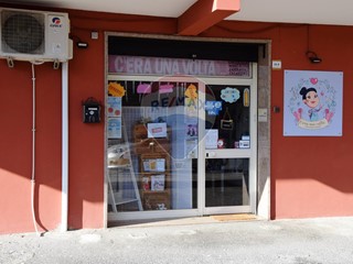 Negozio in Vendita a Pomezia, 68'000€, 79 m²