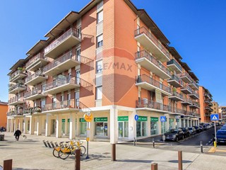 Immobile commerciale in Vendita a Bergamo, 450'000€, 302 m²