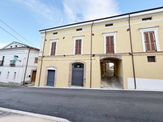 Casa Indipendente in Vendita a Civitella Casanova, 109'000€, 250 m²