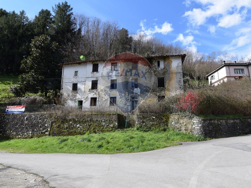 Casa Indipendente in Vendita a Bagni di Lucca, 120'000€, 320 m²