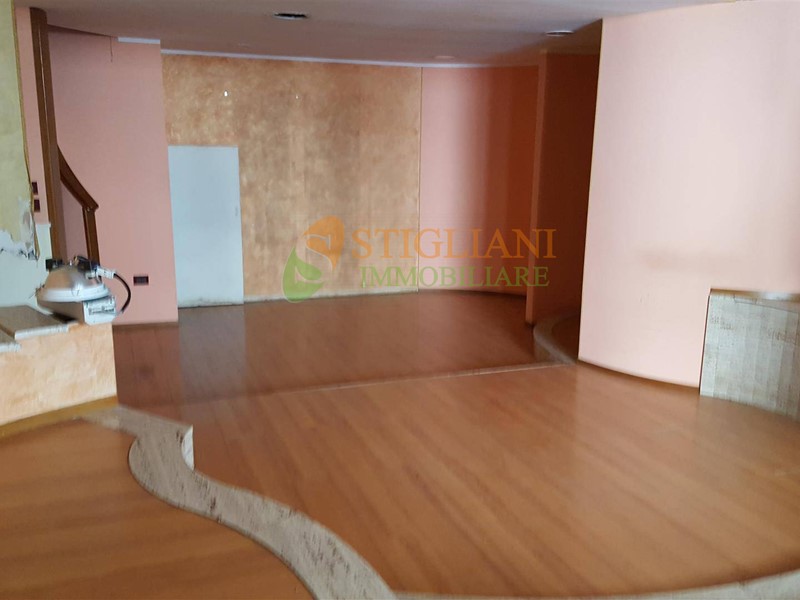 Immobile commerciale in Affitto a Campobasso, 1'300€, 80 m²