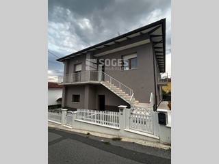 Villa in Vendita a Bucine, 255'000€, 180 m²