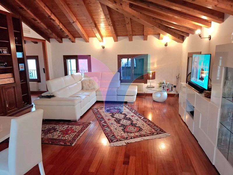 Attico in Vendita a Villorba, 265'000€, 200 m²