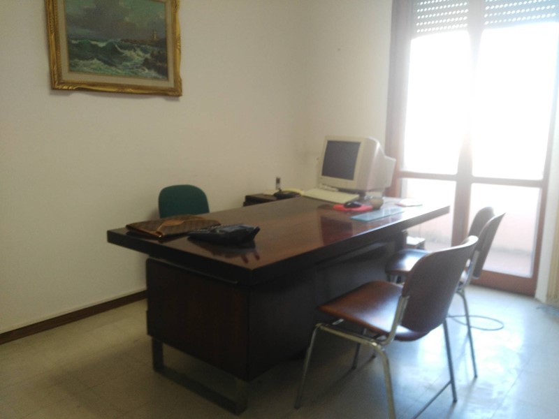 Ufficio in Affitto a Pontedera, 500€, 80 m²