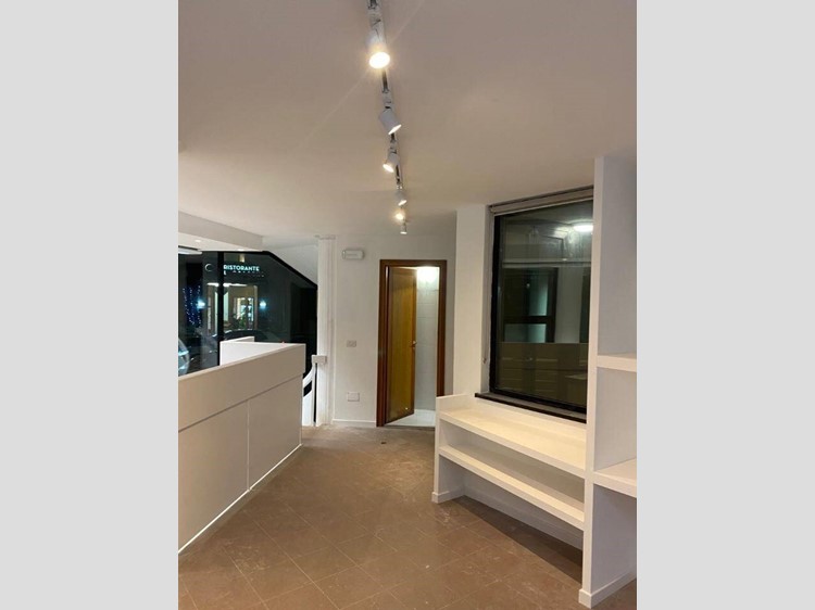 Attività commerciale in Affitto a Empoli, 1'200&euro;, 110 m²