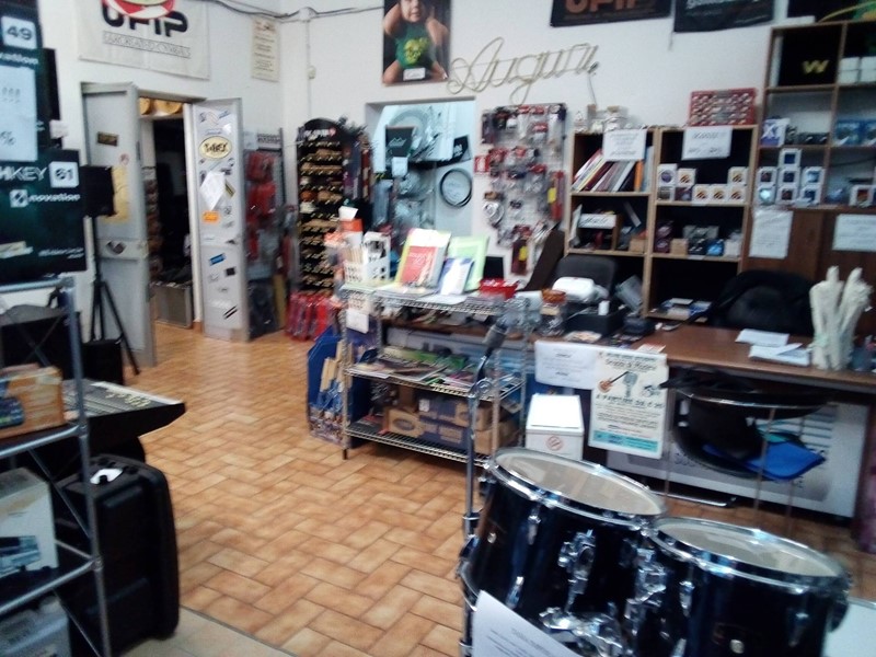 Attività commerciale in Affitto a Collesalvetti, 1'500€, 400 m²