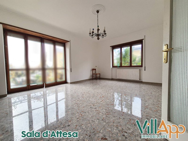 Ufficio in Affitto a Fondi, 1'200€, 130 m²