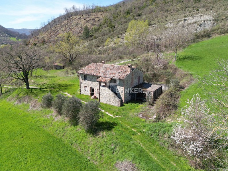 Rustico in Vendita a Cantiano, 240'000€, 255 m²