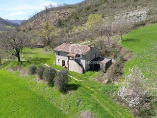 Rustico in Vendita a Cantiano, 240'000€, 255 m²