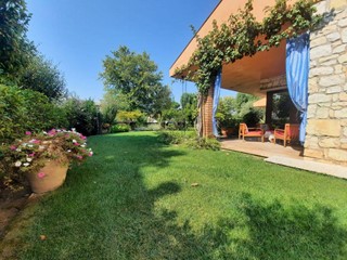 Villa in Vendita a Montecchia di Crosara, 480 m²