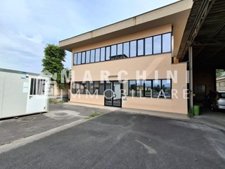 Capannone in Vendita a Capannori, zona Lammari, 270'000€, 1500 m²