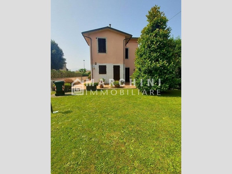 Villa in Vendita a Lucca, zona Santissima Annunziata, 380'000&euro;, 160 m², con Box