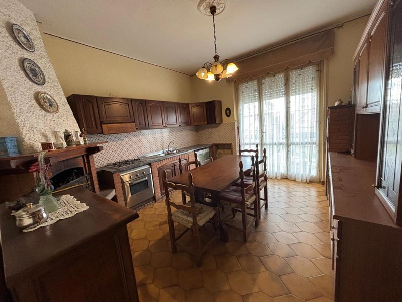 Appartamento in Vendita a Massa, 280'000&euro;, 140 m², con Box