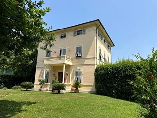 Villa in Vendita a Porcari, 850'000€, 390 m², con Box