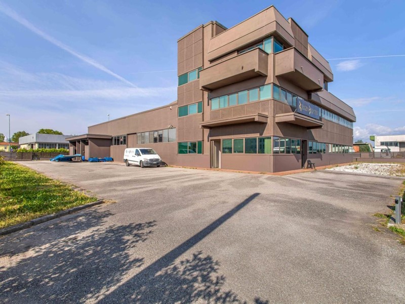 Capannone in Vendita a Fucecchio, 930'000€, 1350 m²