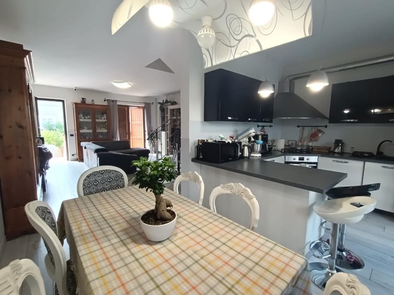 Villetta a schiera in Vendita a Carrara, zona Avenza, 345'000€, 200 m²