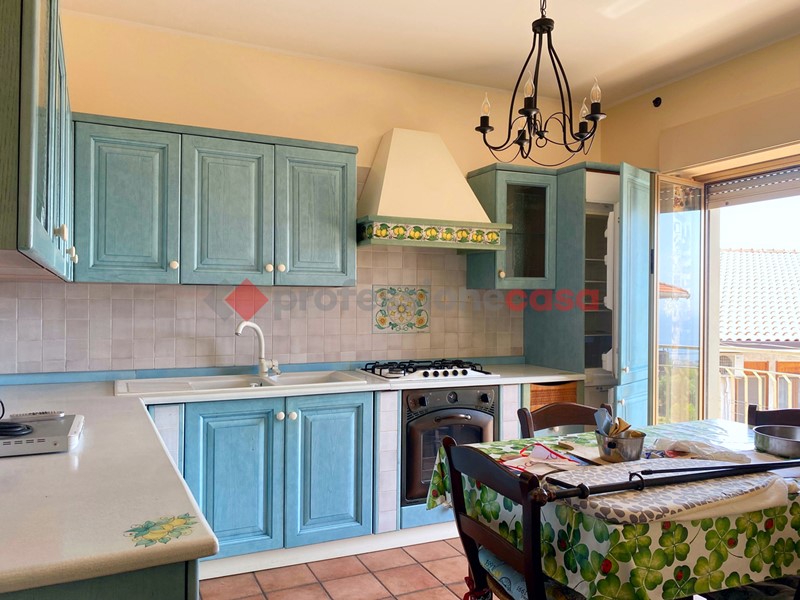 Trilocale in Vendita a Aci Castello, 118'000€, 83 m², arredato