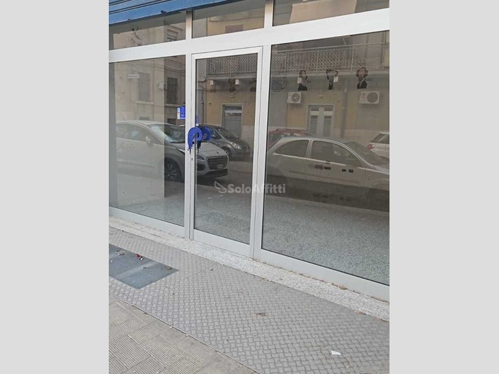 Capannone in Affitto a Barletta, 790€, 90 m²