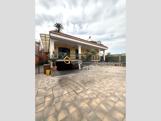 Villa in Vendita a Casoria, 770'000€, 320 m²