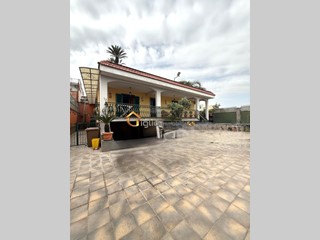 Villa in Vendita a Casoria, 770'000€, 320 m²