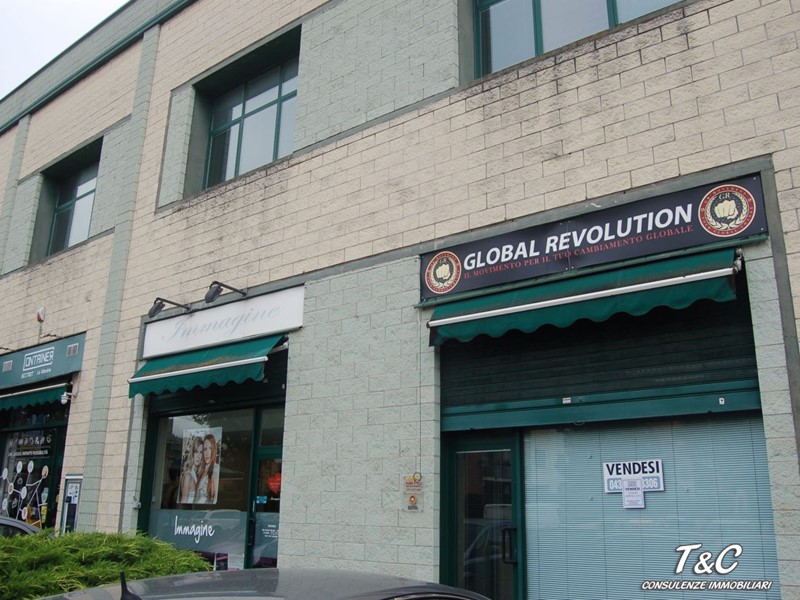 Ufficio in Vendita a Pinerolo, 140'000€, 214 m²