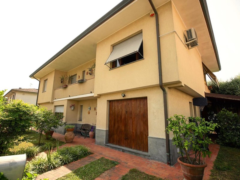 Villa in Vendita a Lucca, zona Nave, 465'000&euro;, 250 m², con Box