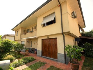 Villa in Vendita a Lucca, zona Nave, 465'000&euro;, 250 m², con Box