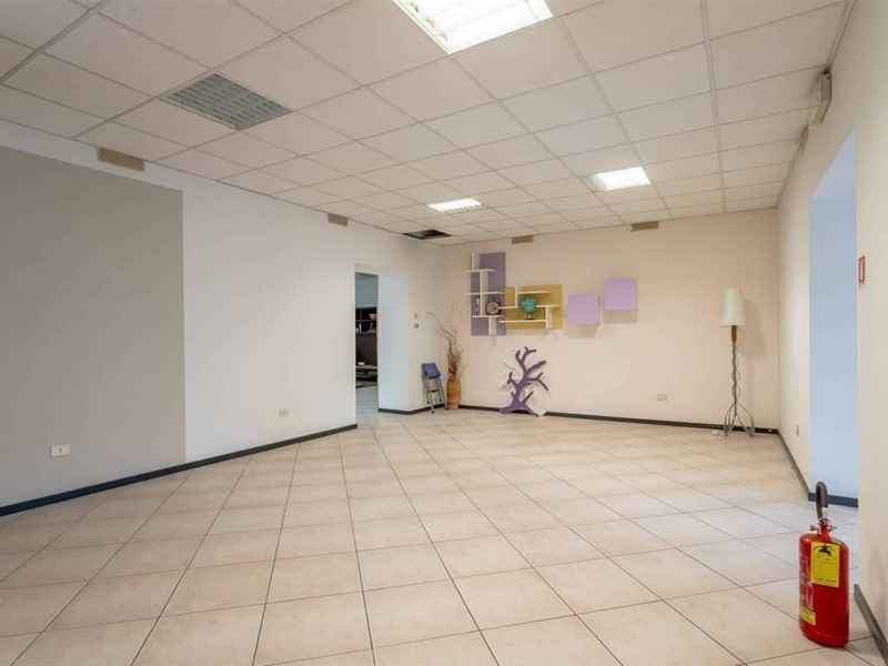 Immobile commerciale in Vendita a Montale, zona Montale Stazione, 300'000€, 400 m²