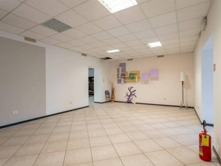 Immobile commerciale in Vendita a Montale, zona Montale Stazione, 300'000€, 400 m²