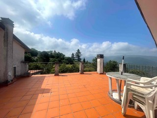 Trilocale in Vendita a Riccò del Golfo di Spezia, zona Polverara, 85'000€, 91 m², arredato