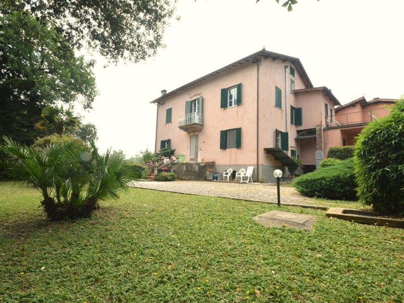 Villa bifamiliare in Vendita a Lucca, zona San Macario In Monte, 310'000&euro;, 140 m², con Box