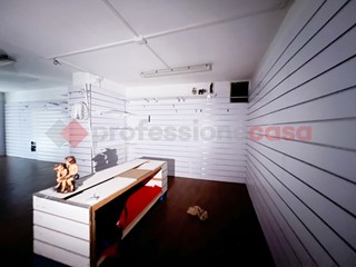 Negozio in Affitto a Fiuggi, 700€, 86 m², arredato