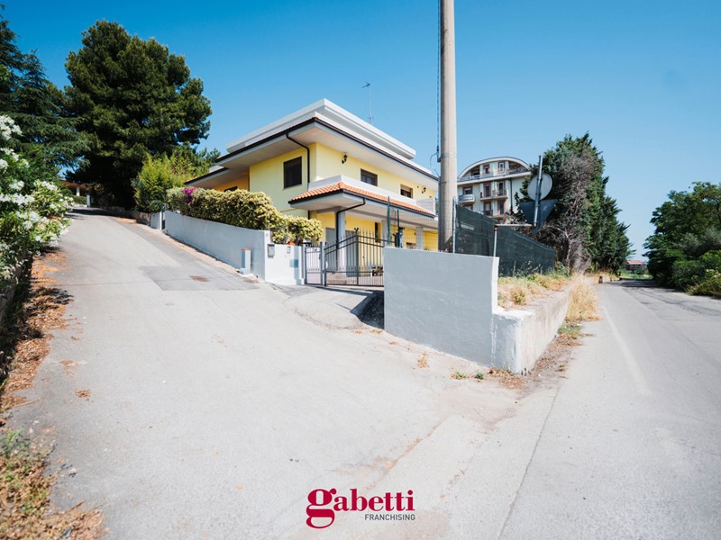 Villa in Vendita a San Salvo, 308'000€, 225 m²