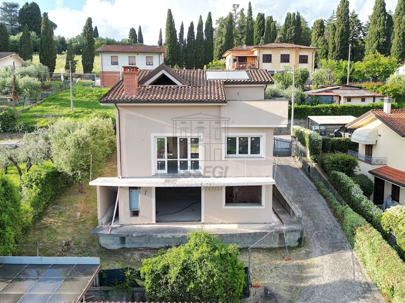Casa Semi Indipendente in Vendita a Lucca, zona Ovest, 325'000&euro;, 220 m²