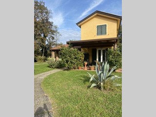 Casa Indipendente in Vendita a Castelnuovo Magra, 790'000€, 319 m²