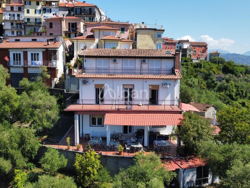 Casa Indipendente in Vendita a Vezzano Ligure, zona Valeriano, 460'000€, 240 m², arredato