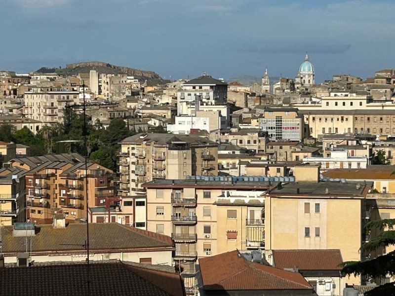 Trilocale in Vendita a Caltanissetta, 75'000€, 118 m²