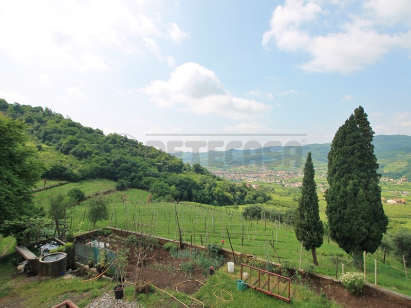 Casa Indipendente in Vendita a Montecchia di Crosara, 450'000€, 429 m², con Box