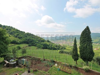 Casa Indipendente in Vendita a Montecchia di Crosara, 450'000€, 429 m², con Box