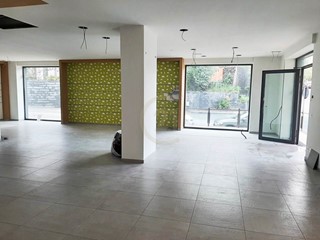 Immobile commerciale in Affitto a Mascalucia, zona Centro, 2'700€, 200 m²