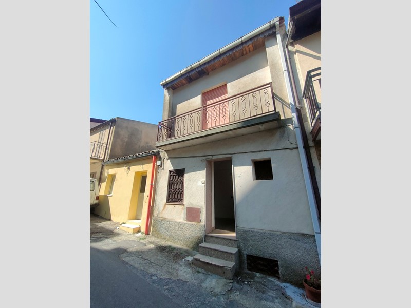 Quadrilocale in Vendita a Bova, 50'000€, 90 m²