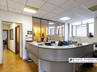 Ufficio in Vendita a Paderno Dugnano, 145'000€, 230 m²