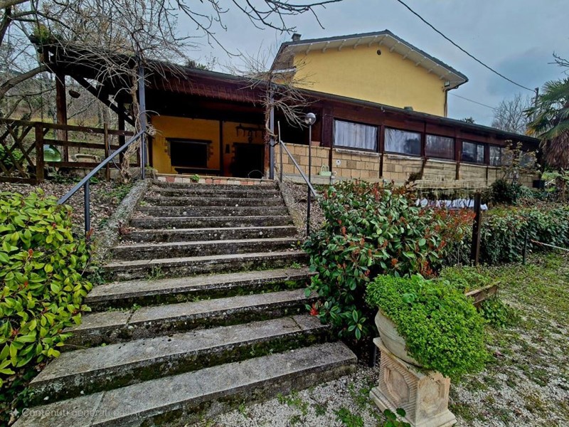 Attività commerciale in Vendita a Manoppello, 240'000€, 273 m²