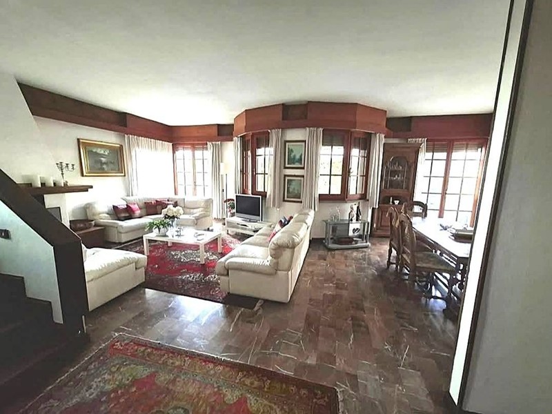 Villa in Vendita a Massa, zona Ronchi, 600'000&euro;, 260 m²