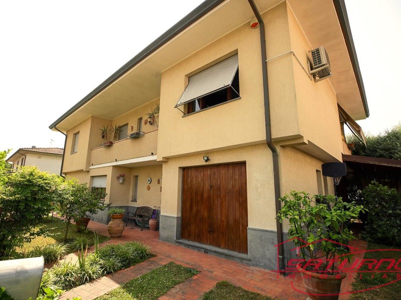 Villa in Vendita a Lucca, zona Nave, 465'000&euro;, 250 m², con Box