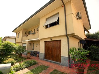 Villa in Vendita a Lucca, zona Nave, 465'000&euro;, 250 m², con Box