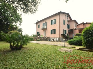Villa bifamiliare in Vendita a Lucca, zona San Macario In Monte, 310'000&euro;, 140 m², con Box